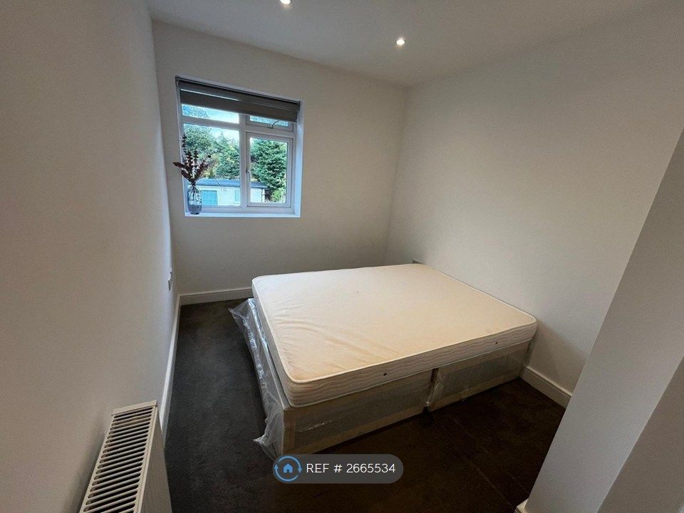 Property photo 3 of 8 Master Bedroom