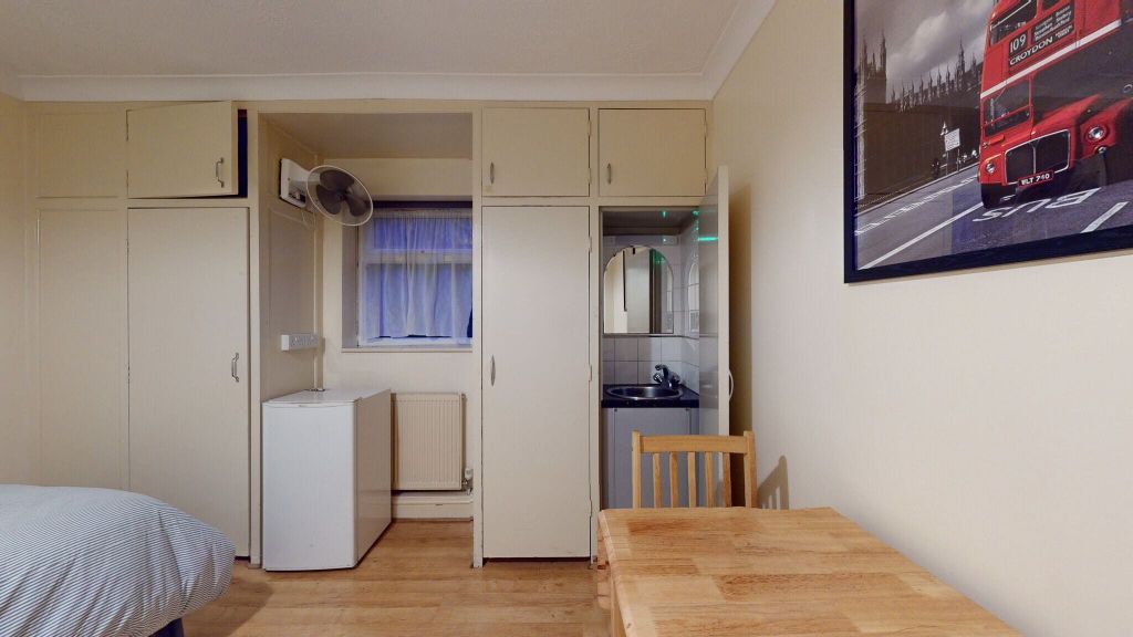 Property photo 2 of 8 Bedroom