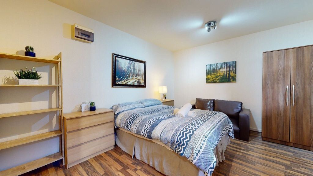 Property photo 1 of 7 Bedroom