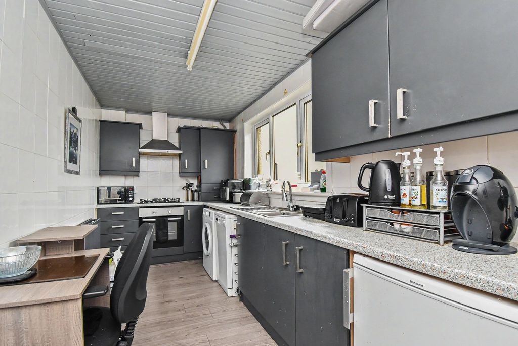 Property photo 3 of 12 Kitchen