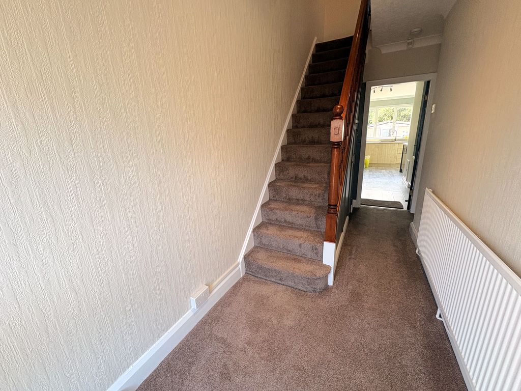 Property photo 3 of 17 Entrance Hall