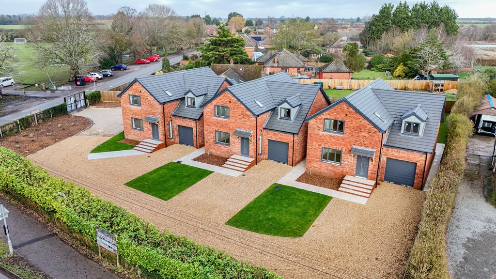 Property photo 2 of 30 4560821