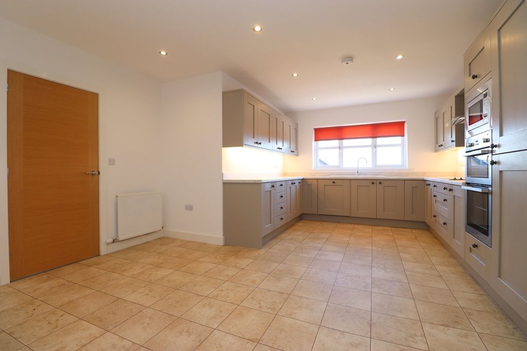 Property photo 2 of 19 Dining Kitchen