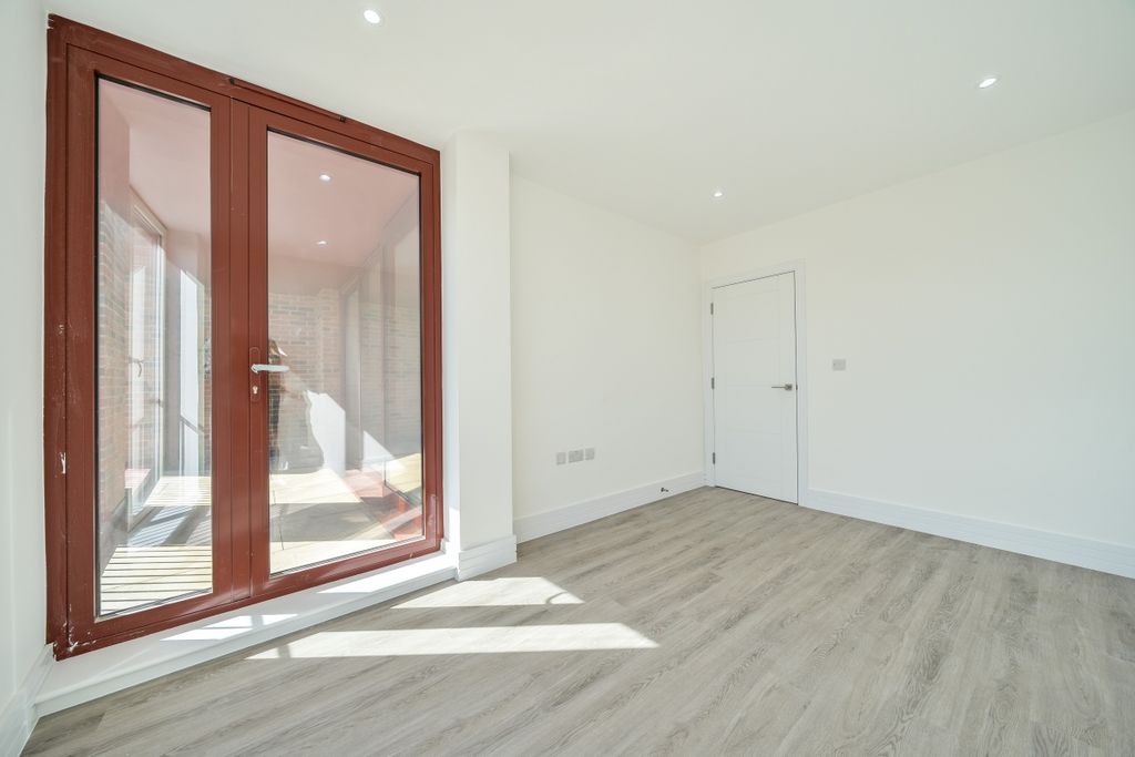 Property photo 2 of 18 1356328-8-68c7Fa9...