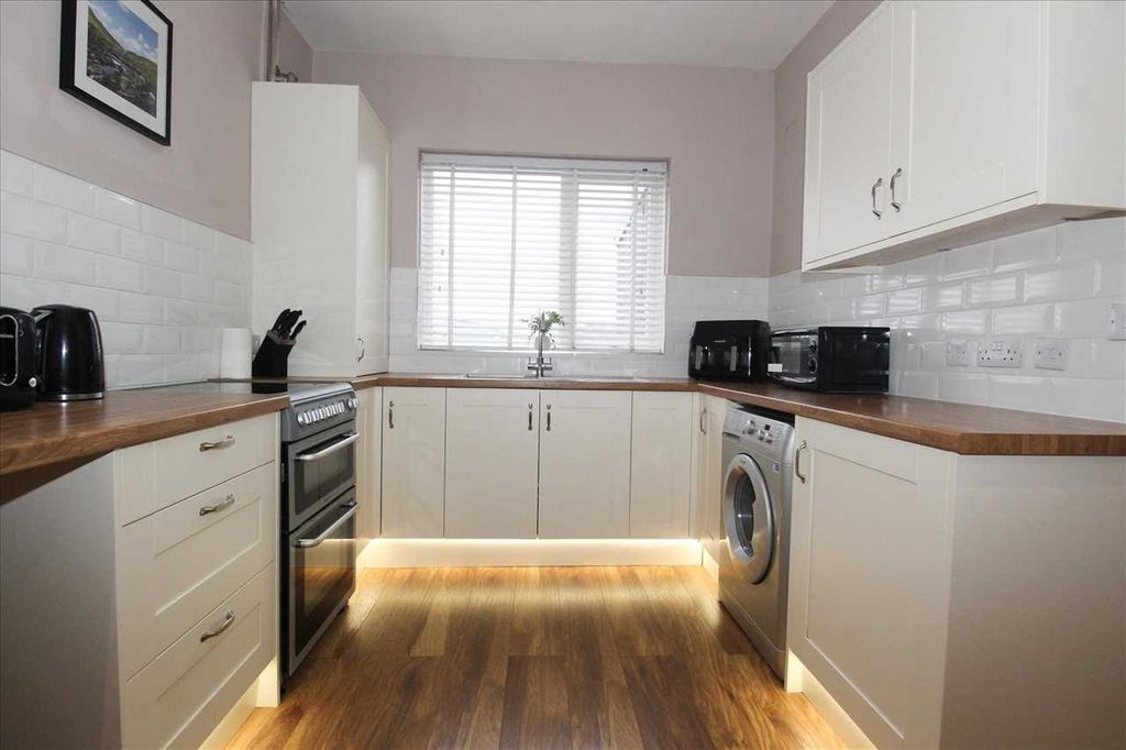 Property photo 3 of 10 Kitchen / Dining Room