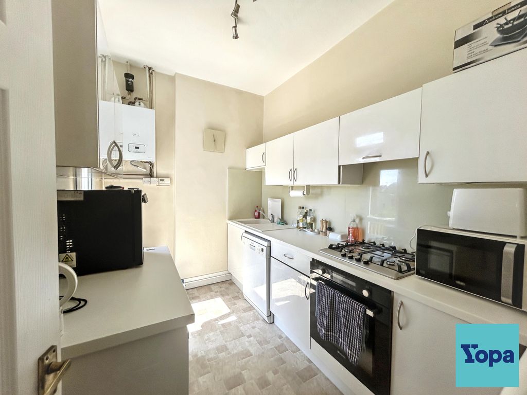 Property photo 3 of 11 Fitted Kitchen