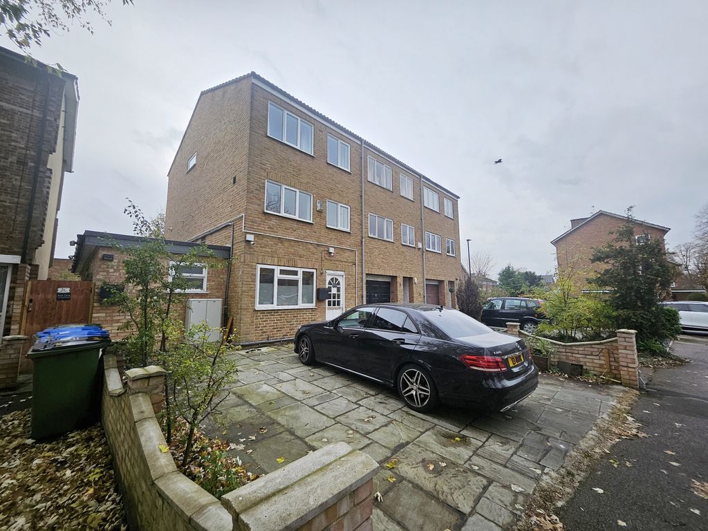 Property photo 1 of 11 3 Bedroom Ground Floor Flat