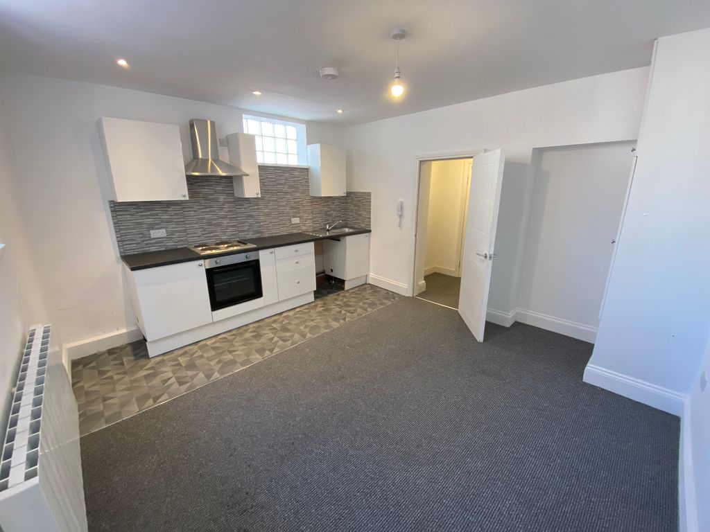 Property photo 1 of 16 Living Room/Kitchen