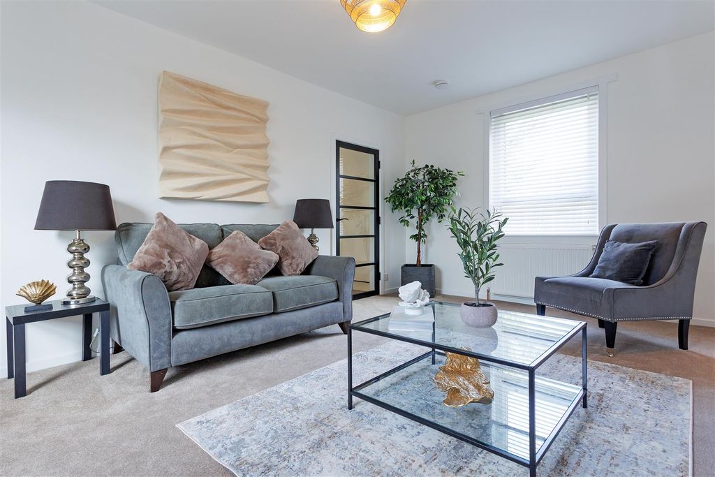 Property photo 3 of 27 29 Churchill Cres 26.Jpg