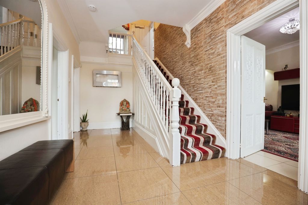 Property photo 2 of 17