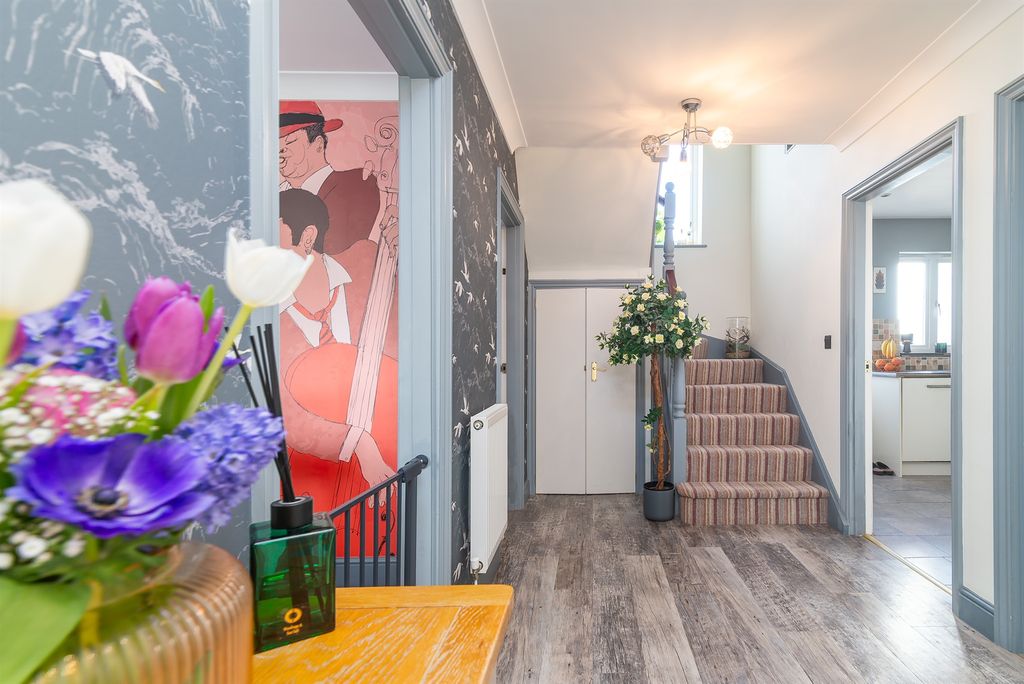 Property photo 3 of 22 Entrance Hall