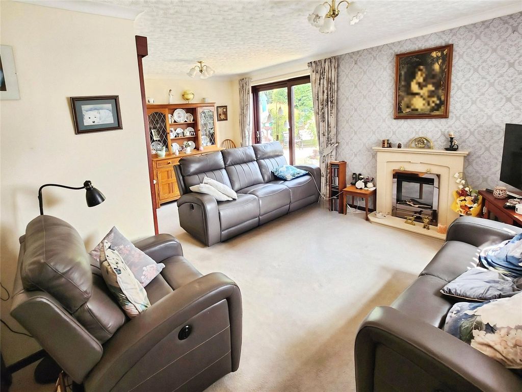 Property photo 2 of 10 Lounge