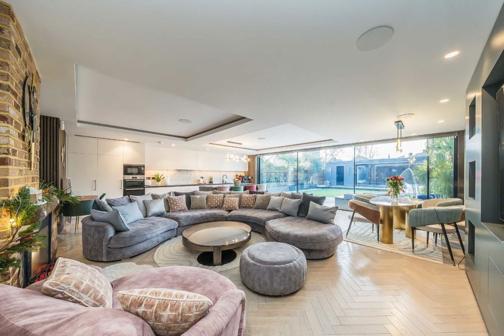 Property photo 2 of 8