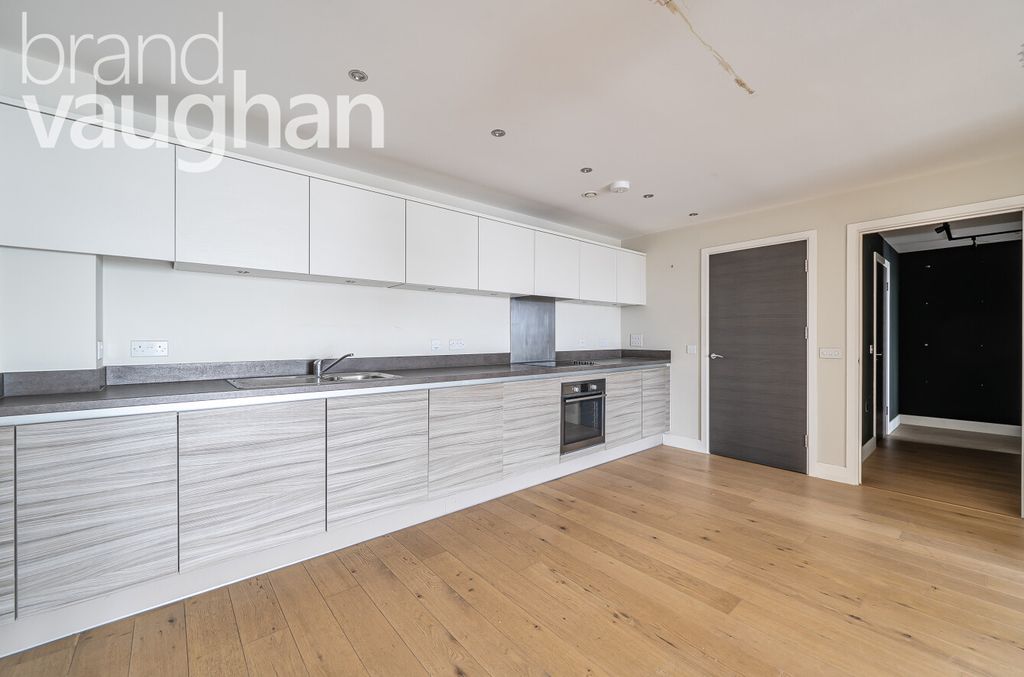 Property photo 3 of 11 Kitchenette