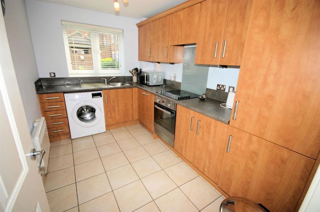 Property photo 3 of 16 Fitted Kitchen