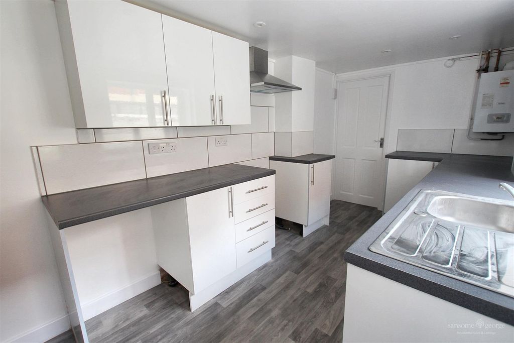 Property photo 3 of 17 Kitchen