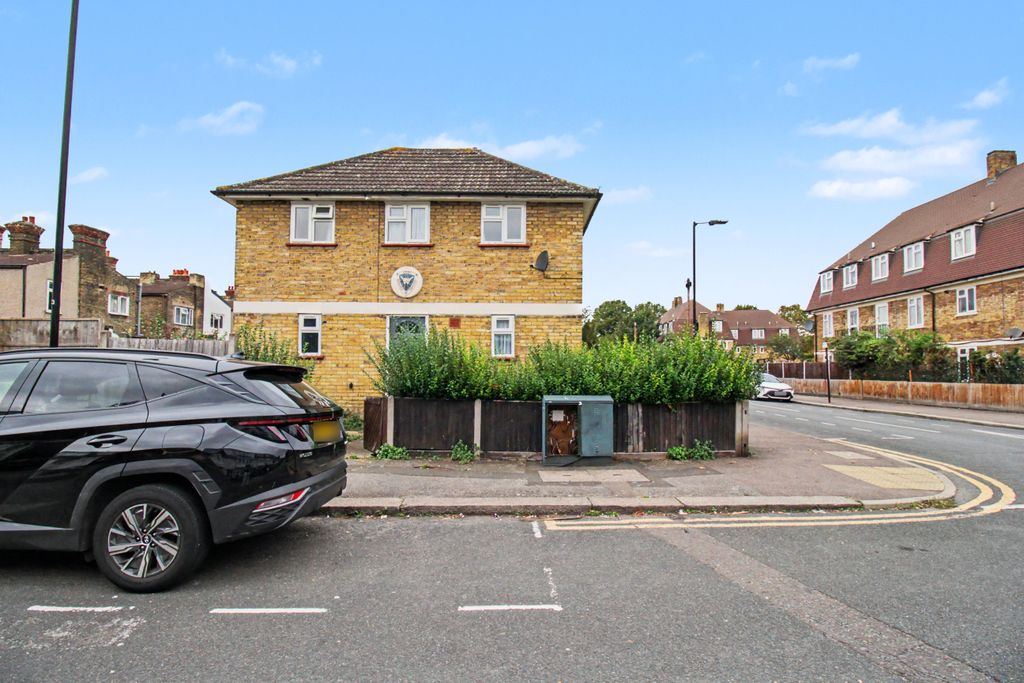 Property photo 1 of 20 16 Ilkley Road, Royal Docks, London, E16 3Jx