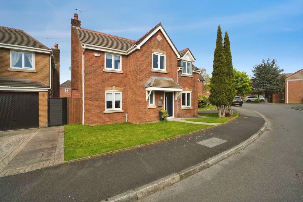 Property photo 1 of 15 Street Scene