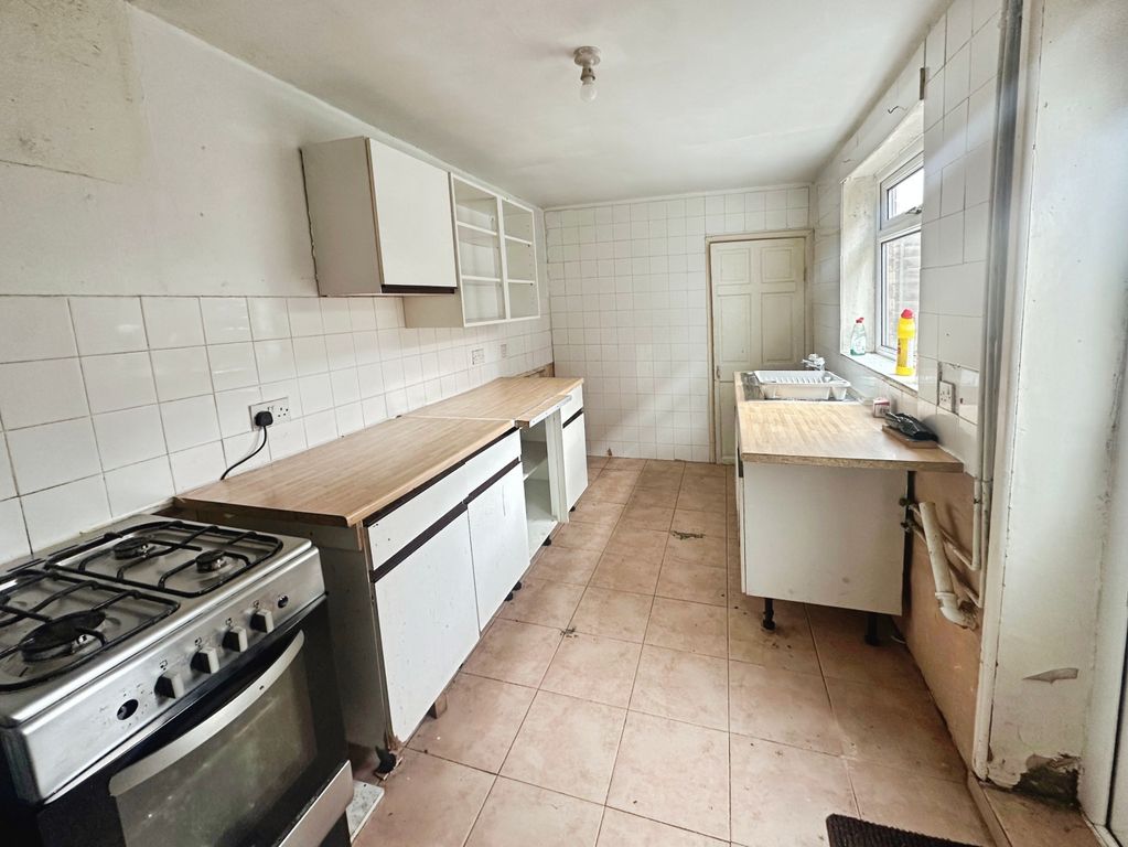 Property photo 3 of 10 Kitchen