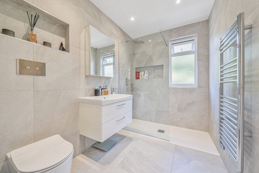 Property photo 3 of 18 Bathroom