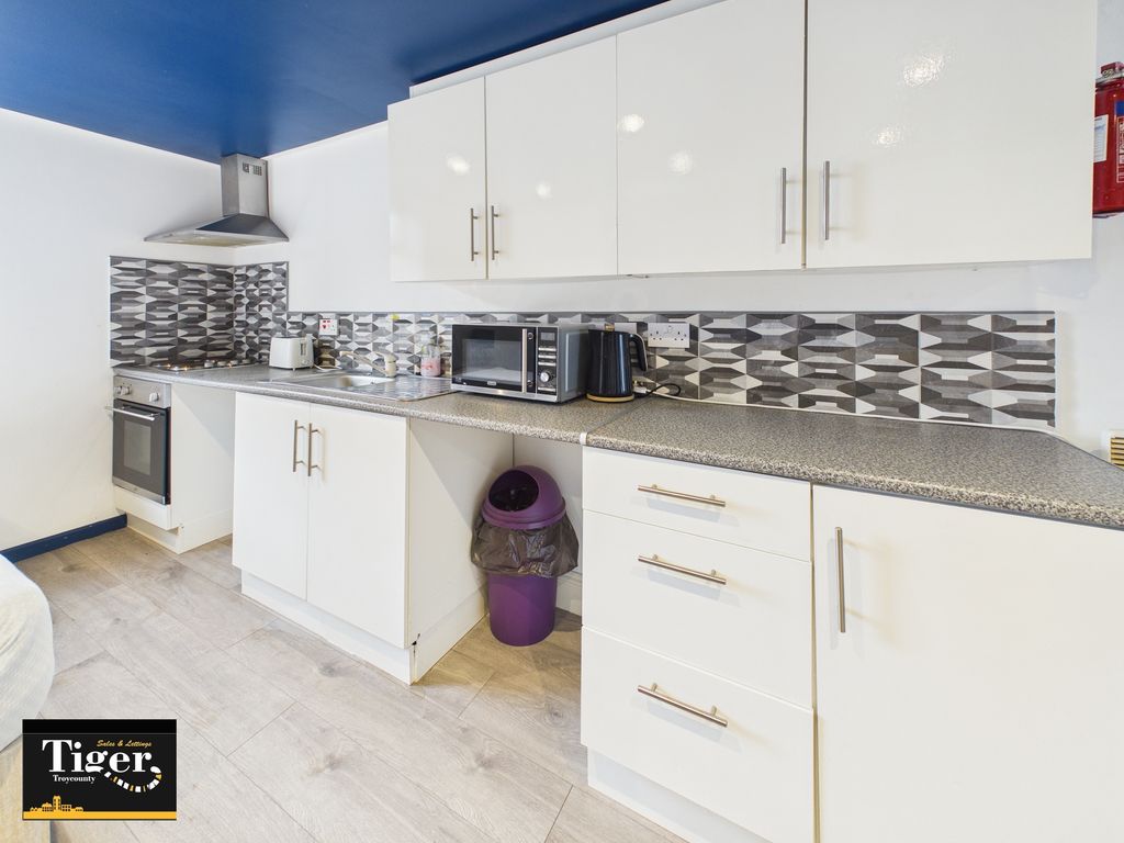 Property photo 3 of 6 Cam02176G0-Pr0822-Still003