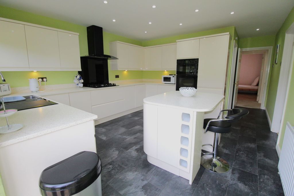 Property photo 3 of 20 Kitchen