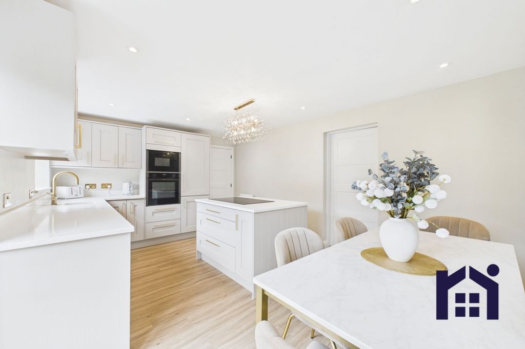 Property photo 3 of 25 Dining Kitchen