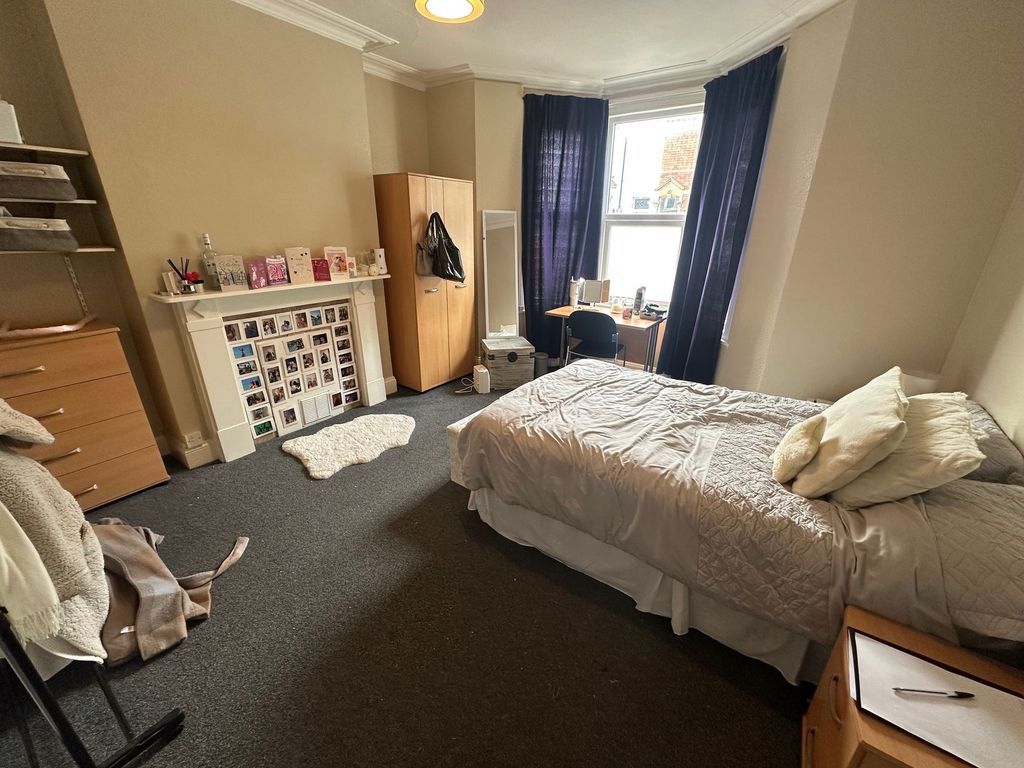 Property photo 1 of 18 Spacious Master Bedroom With Large Bay Window...