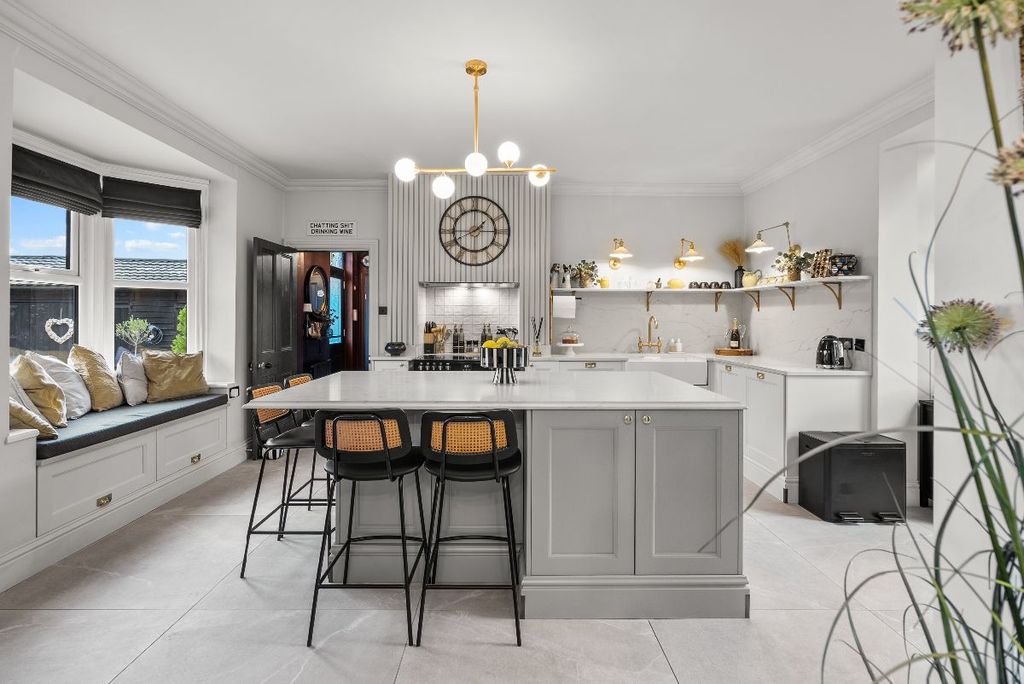 Property photo 2 of 42