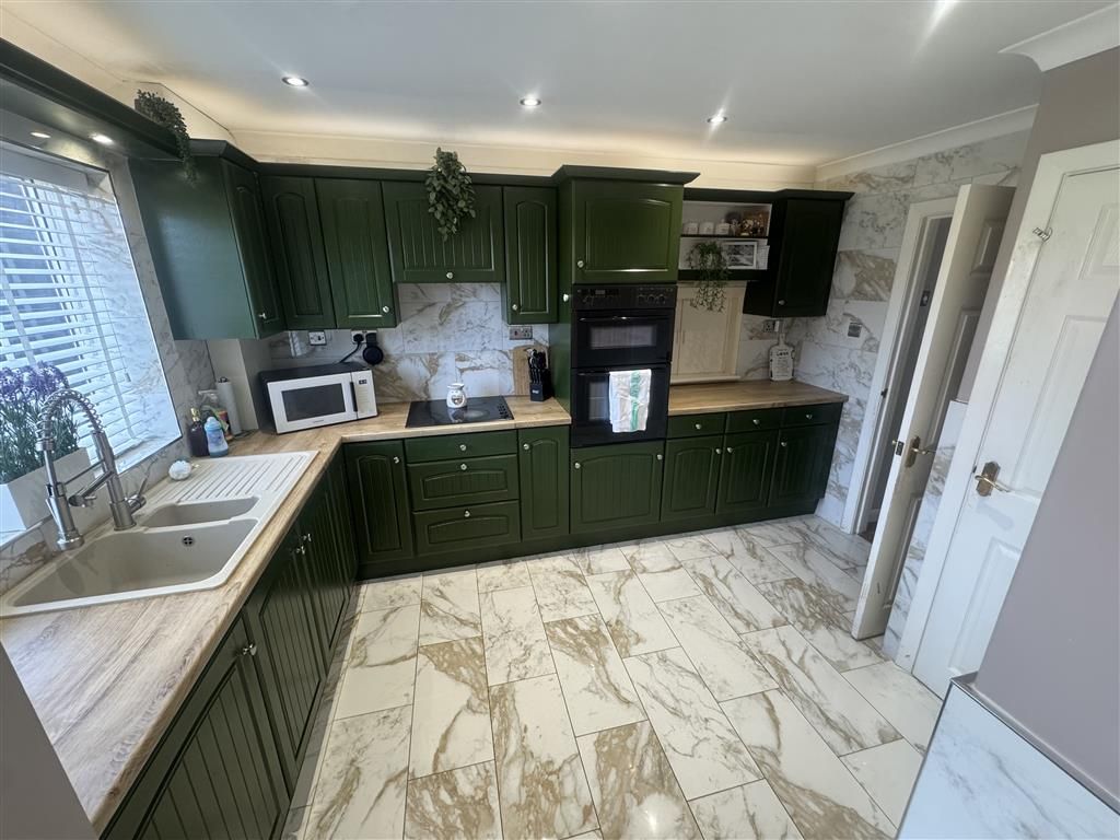 Property photo 2 of 10 Kitchen