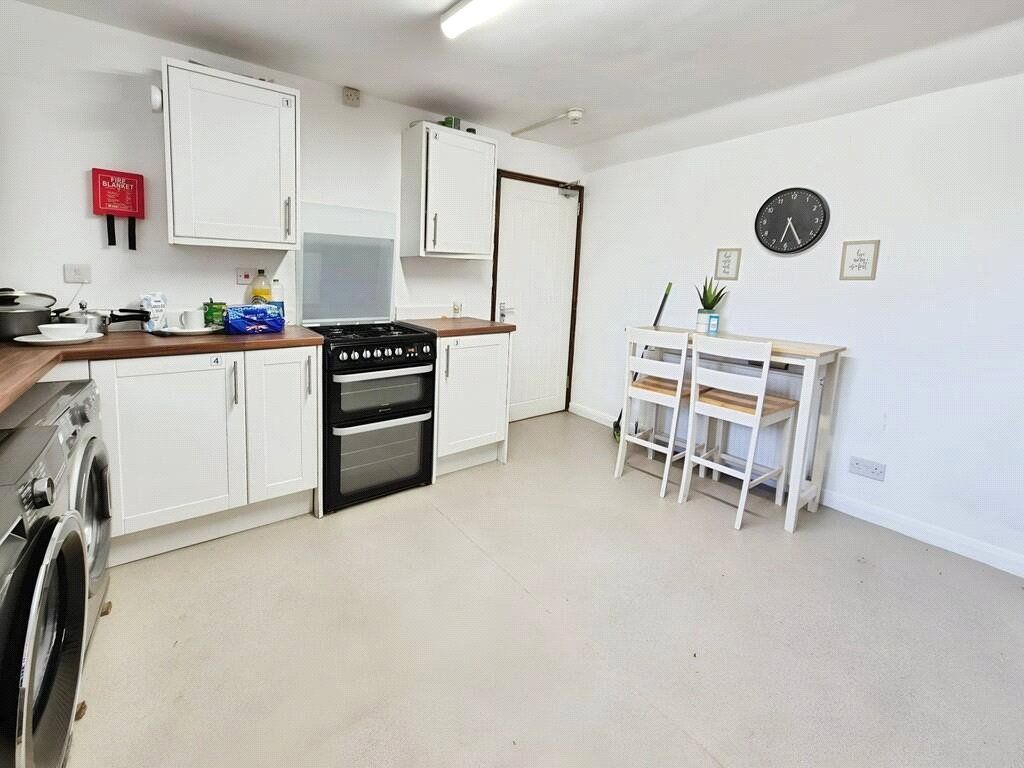 Property photo 3 of 11 Kitchen