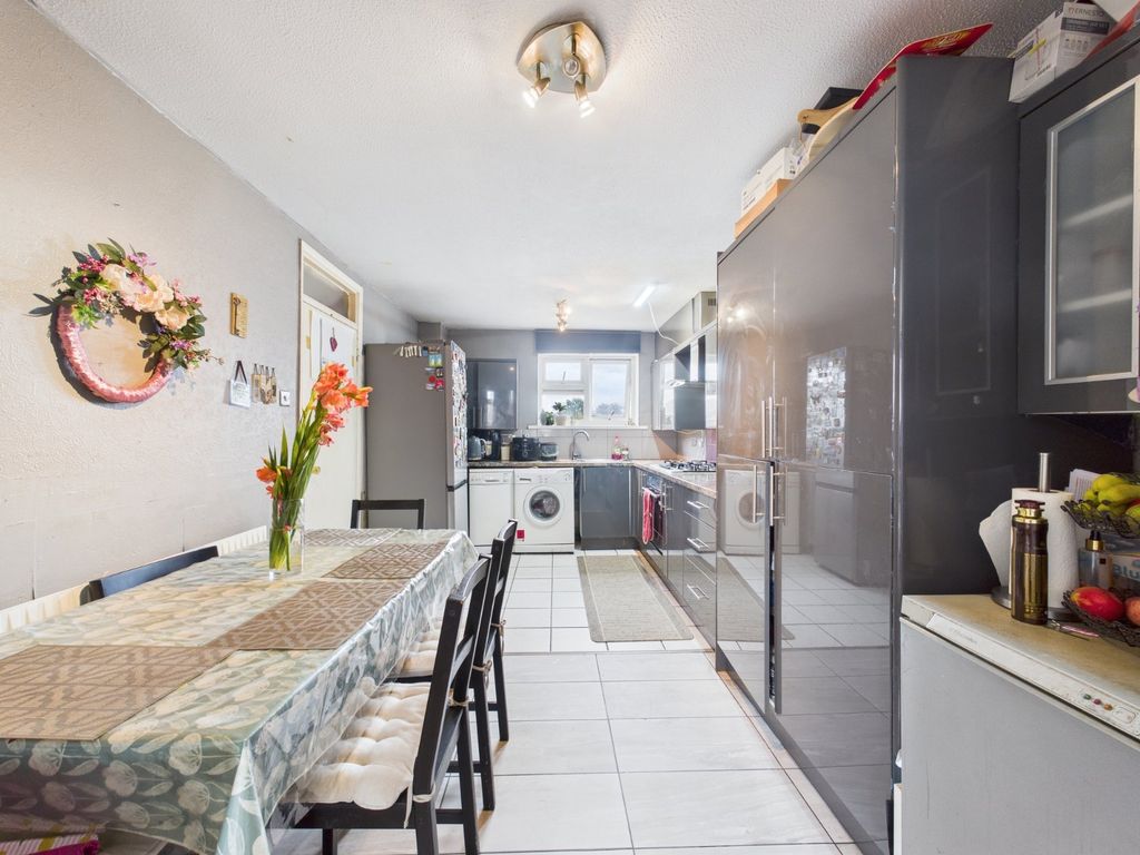 Property photo 3 of 10 Kitchen