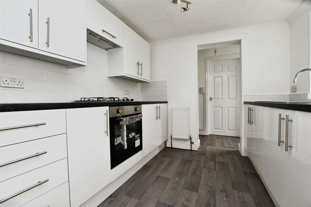 Property photo 2 of 18 Fitted Kitchen