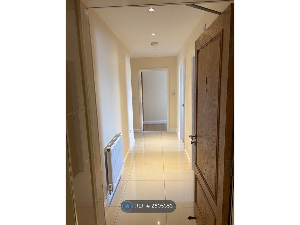 Property photo 3 of 11 Hall