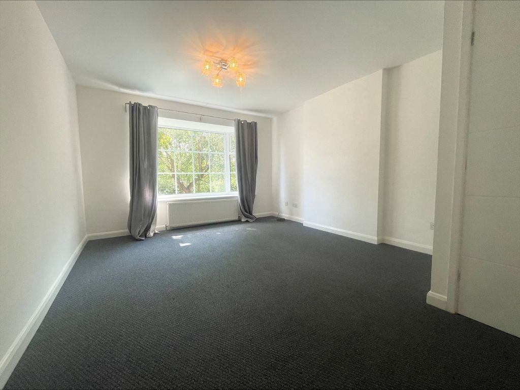 Property photo 2 of 8 Picture No. 15
