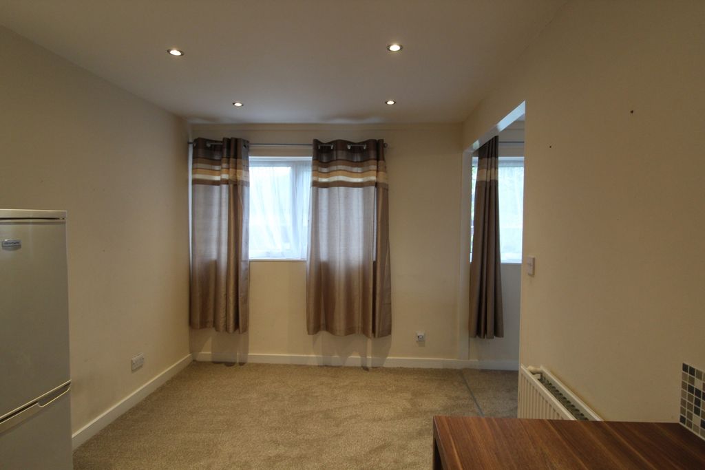 Property photo 3 of 11 23 Haywards Croft Dining