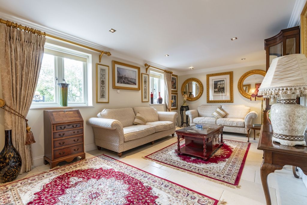 Property photo 1 of 14 Lounge