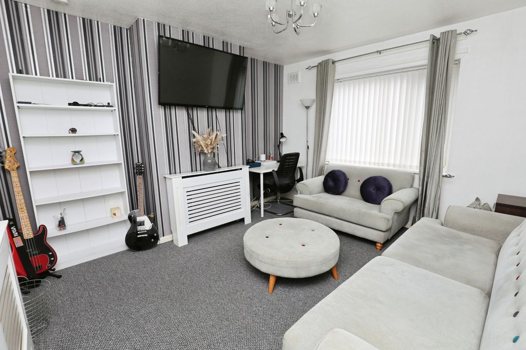 Property photo 2 of 18 Living Room