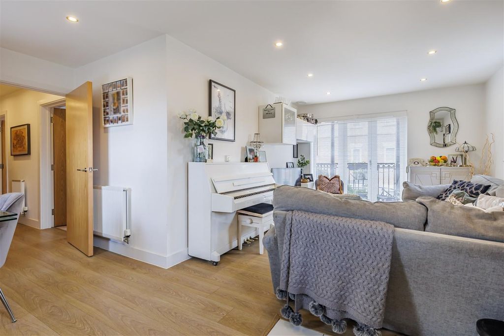 Property photo 2 of 13 61 Buckingham Road (13).Jpg