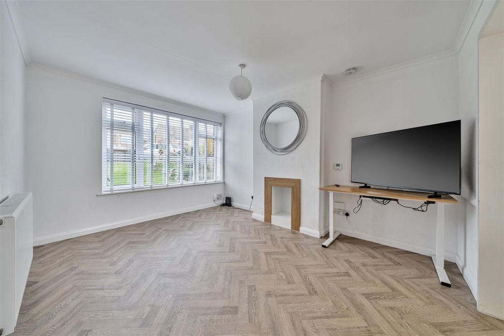 Property photo 3 of 19 Lounge