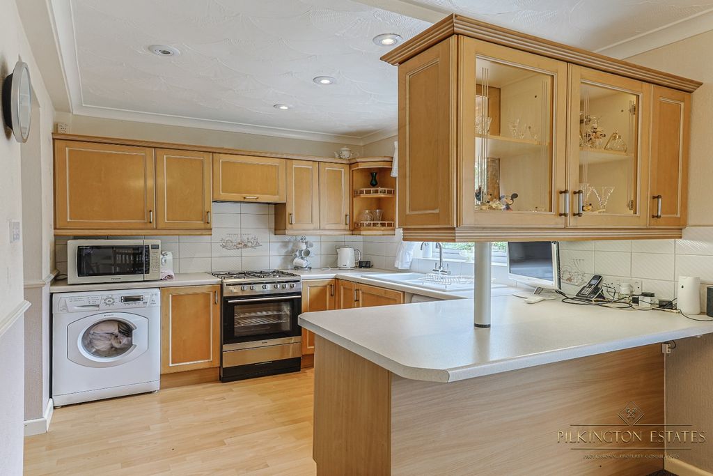 Property photo 3 of 12 4390474
