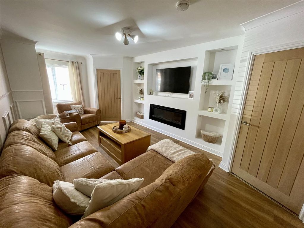 Property photo 2 of 18 Lounge