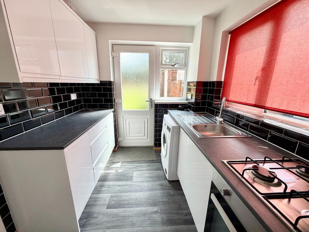 Property photo 3 of 8 Kitchen