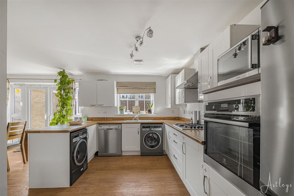 Property photo 3 of 25 Kitchen/Diner