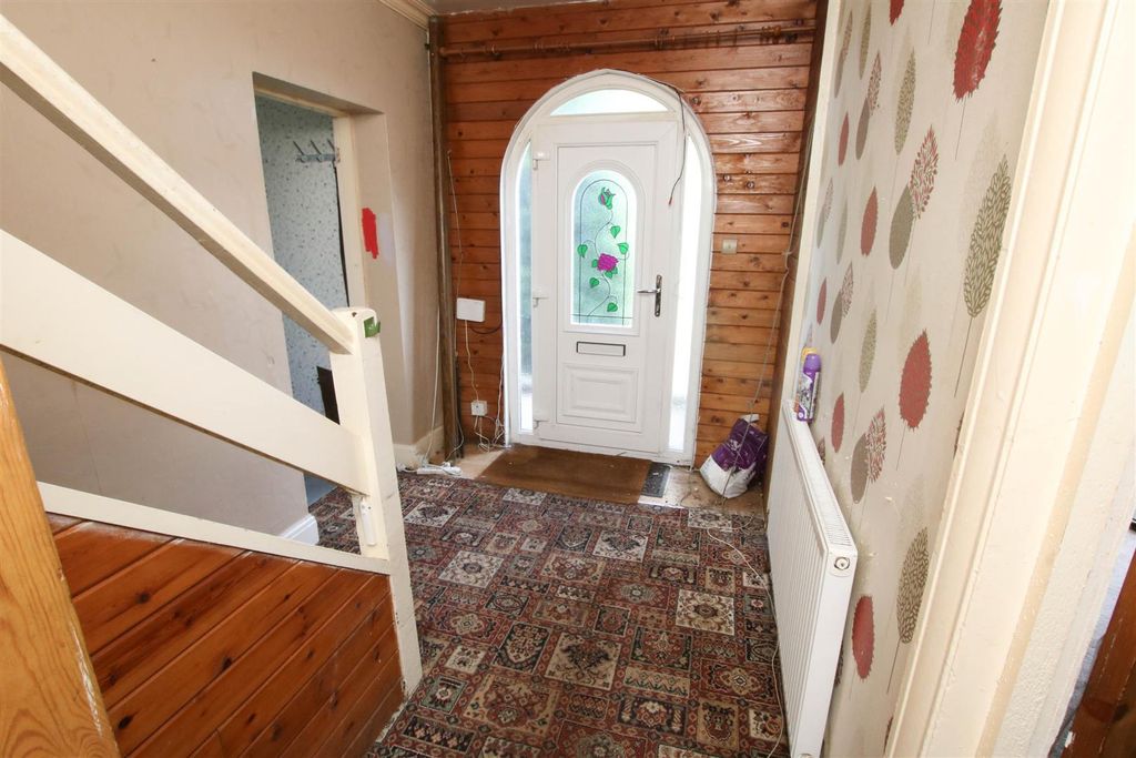Property photo 2 of 21 Entrance Hall