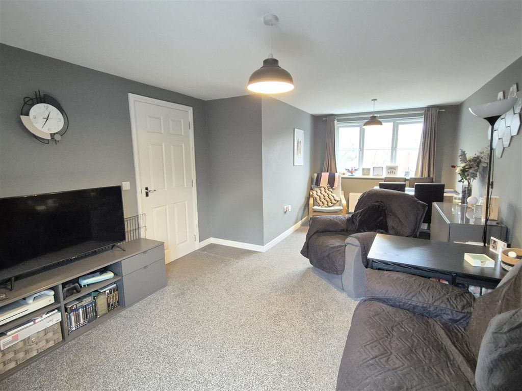 Property photo 2 of 17 L-Shaped Lounge/Diner