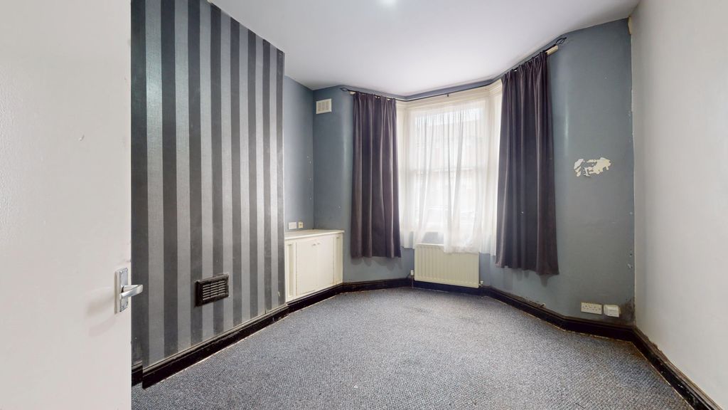 Property photo 2 of 13 33A Rosebery Avenue, Manor Park, London, E12 6Py