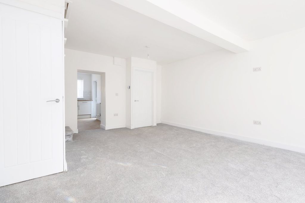 Property photo 3 of 28 Picture No. 02