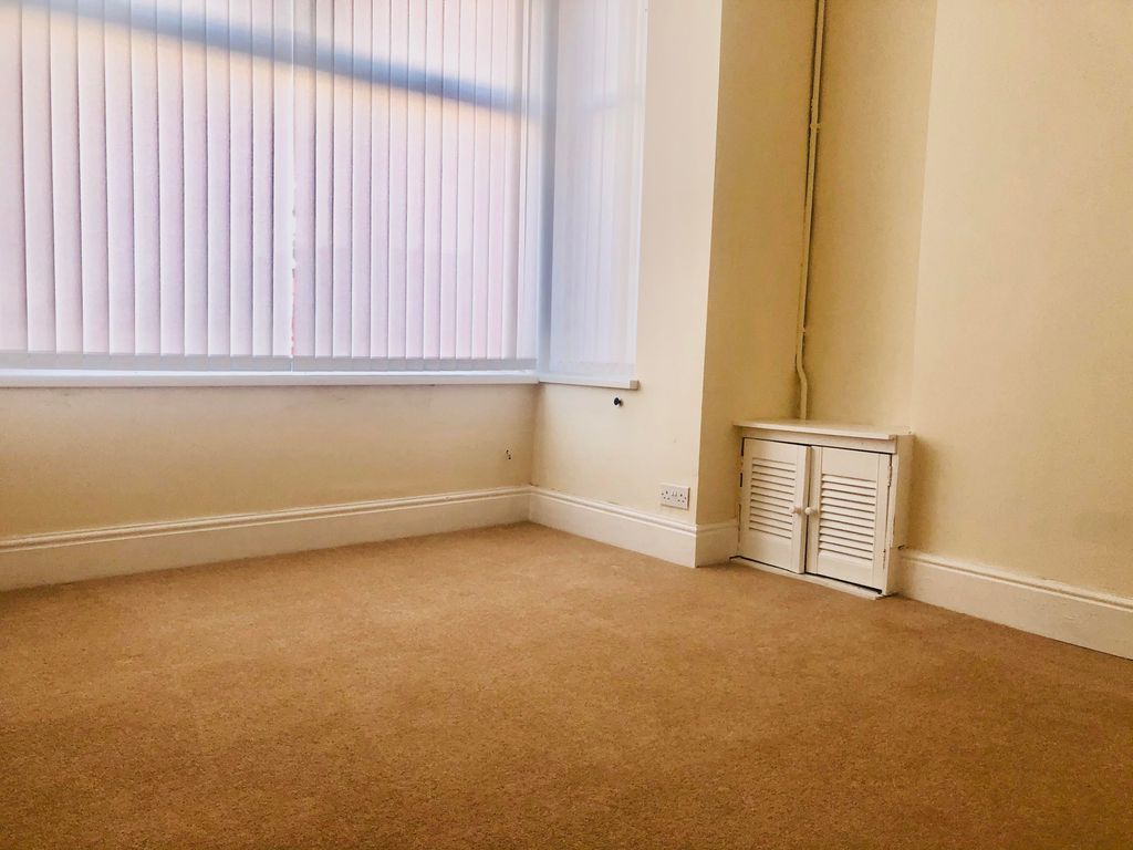 Property photo 3 of 7 Living Room