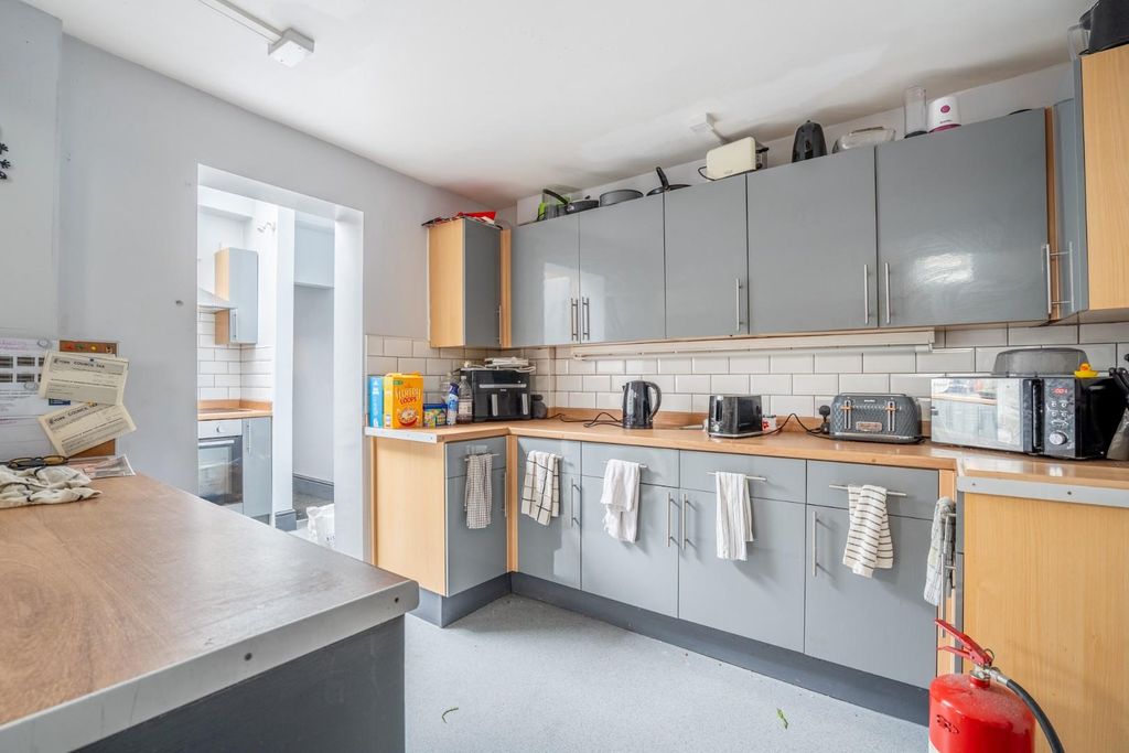 Property photo 3 of 10 Kitchen